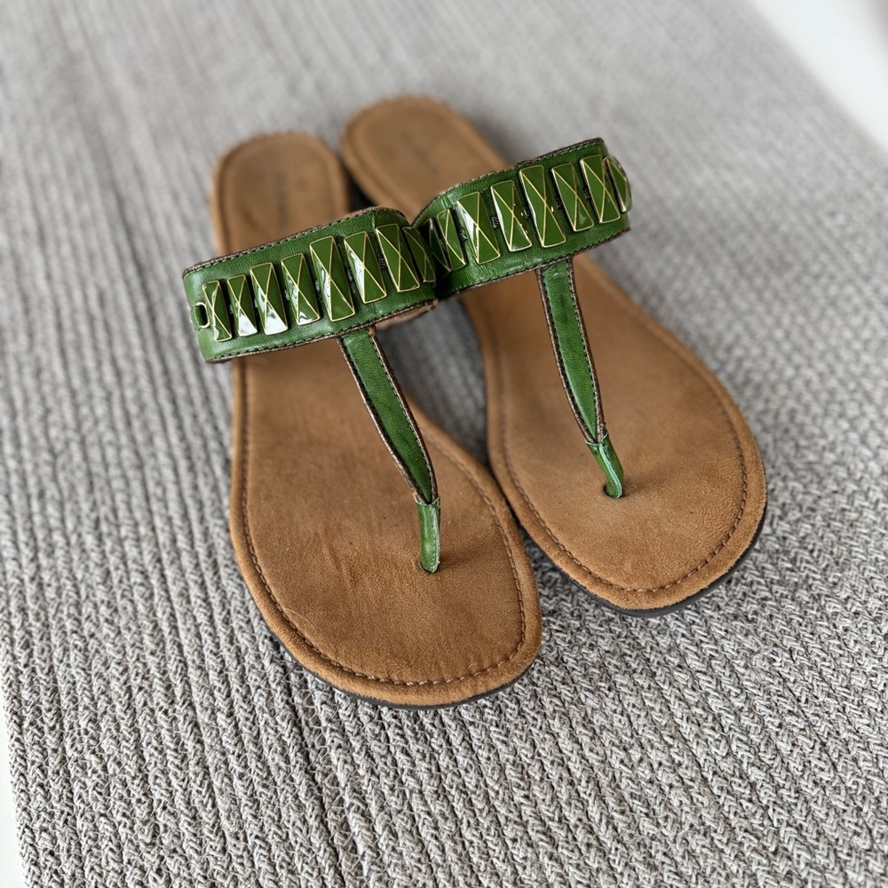 Vtg Y2K 90’s Style & Co. Green Metal Decal Embellished T Strap Flat Sandals Sz 9